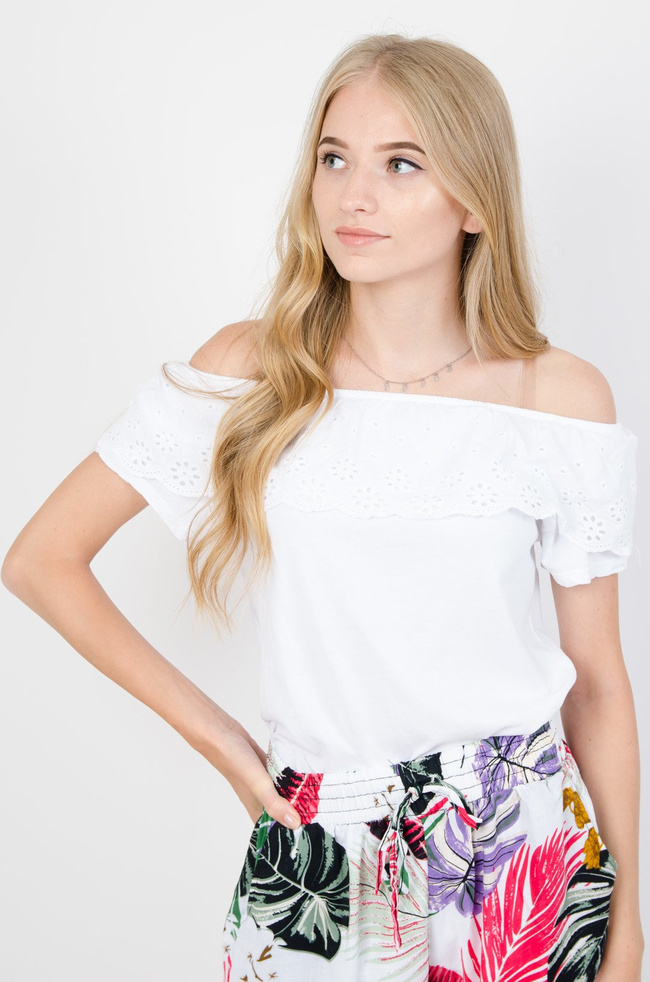 Biała bluzka z hiszpańskim ażurowym dekoltem