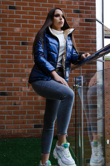 KURTKA PRZEJŚCIOWA PIKOWANA Z KAPTUREM-GRANATOWA