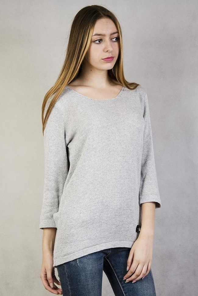 Szary sweterek z wstążką na plecach