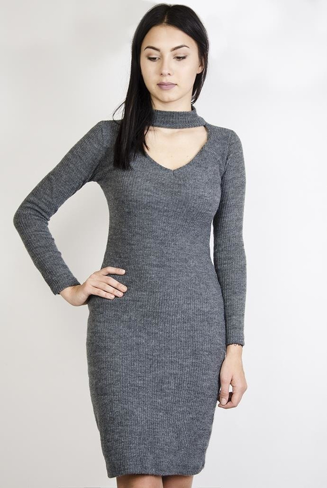 Długa, szara sukienka prążkowana z paskiem przy szyi