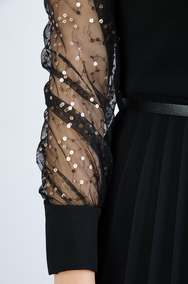 CZARNA PLISOWANA SUKIENKA Z OZDOBNYMI RĘKAWAMI 