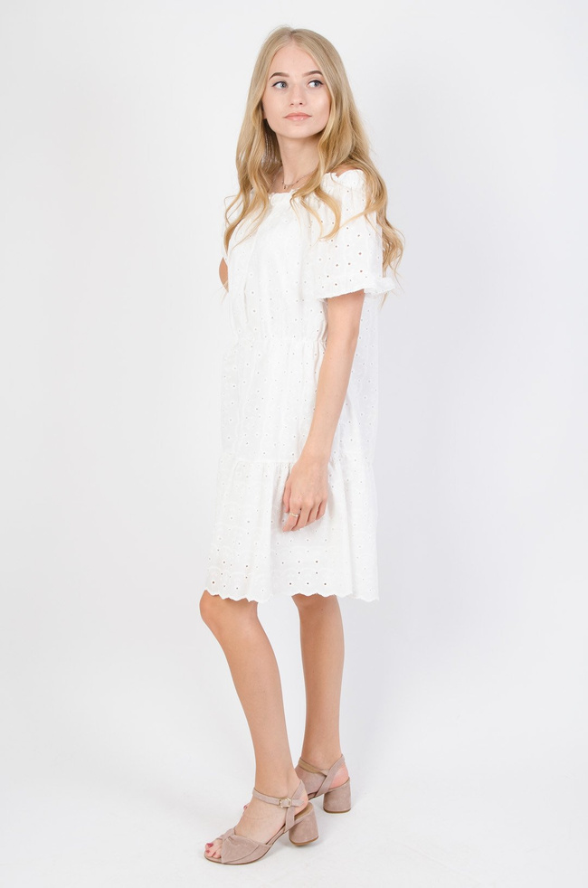 Ażurowa sukienka z hiszpańskim dekoltem