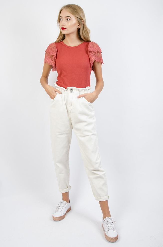 BIAŁE SPODNIE MOM JEANS Z GUMĄ W PASIE-WYSOKI STAN