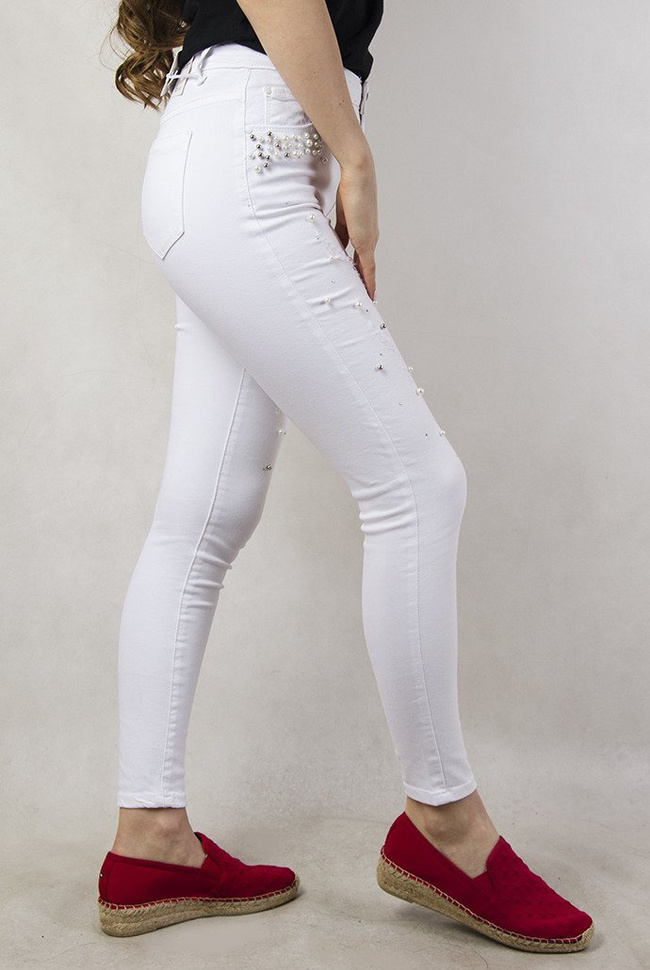 Białe spodnie z przetarciami oraz koralikami