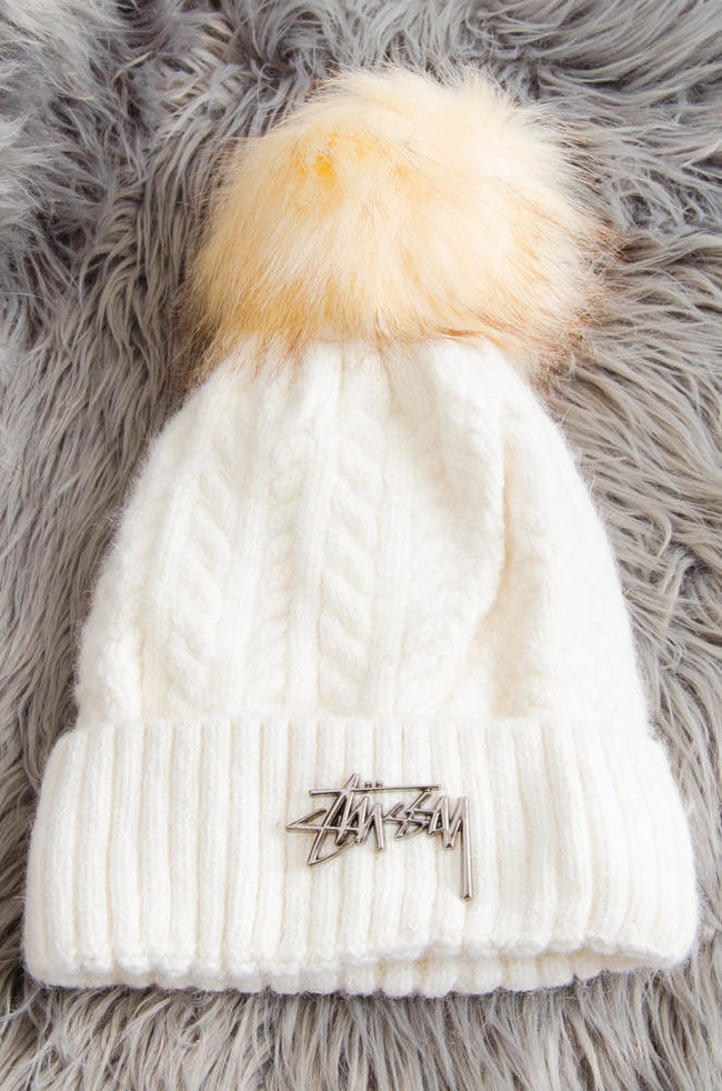 BEŻOWA OCIEPLANA CZAPKA Z POMPONEM 