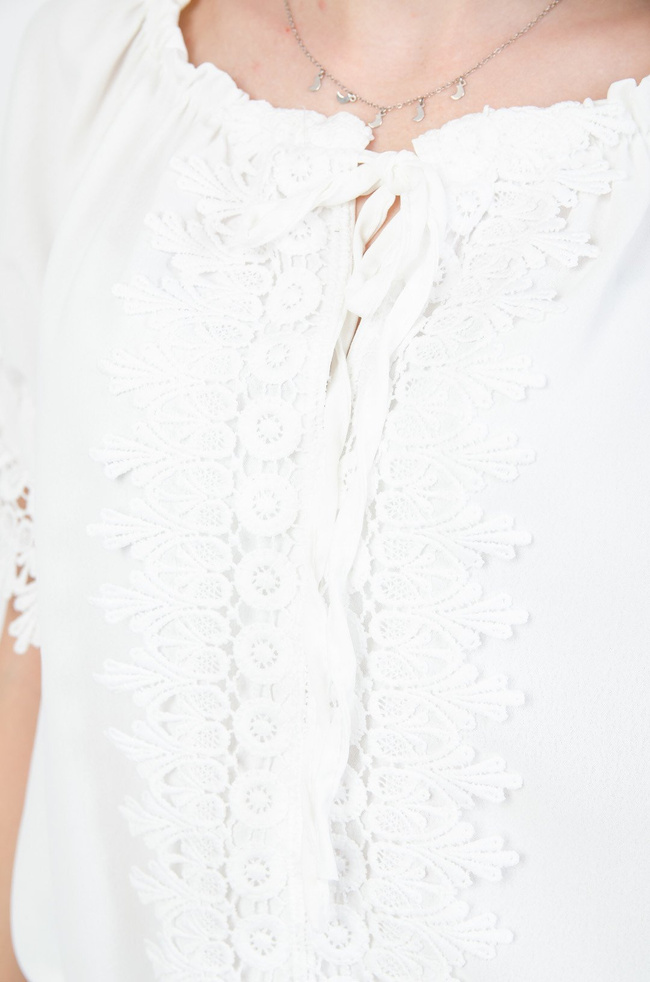 Biała bluzka z wiązaniem i ażurowymi wstawkami