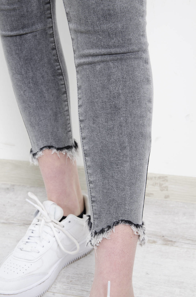 SPODNIE JEANSOWE SZARE PUSH UP Z DZIURAMI