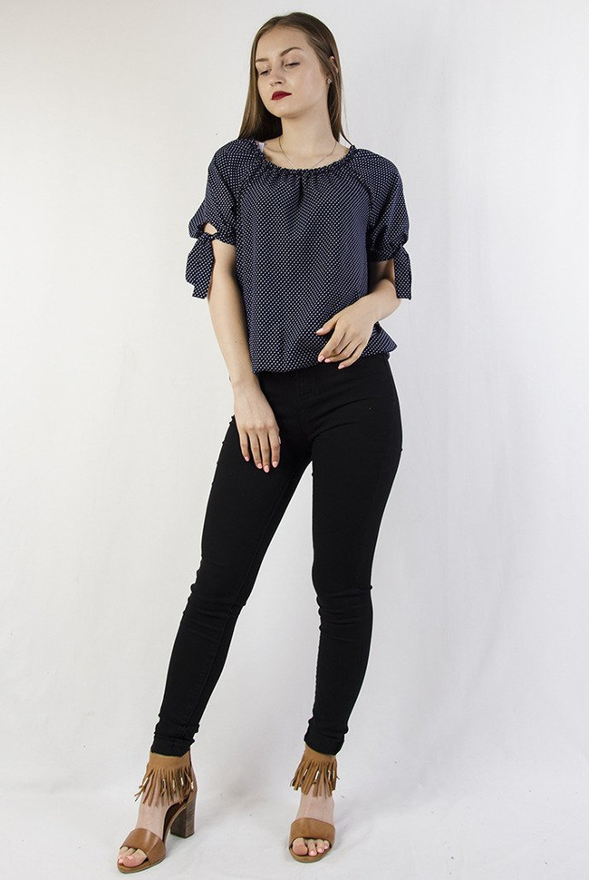 Granatowa bluzka w kropki z marszczeniem przy dekolcie