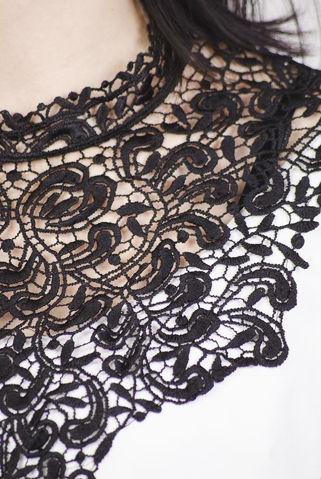 Biała bluzka z czarnym ażurowym zdobieniem