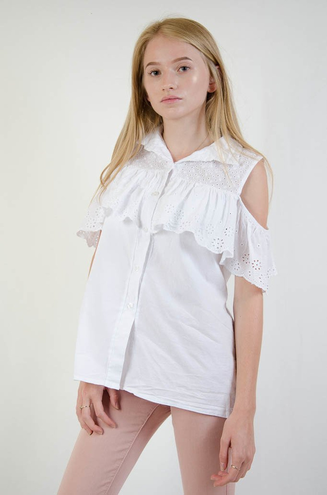 Biała bluzka z kołnierzykiem oraz odkrytymi ramionami