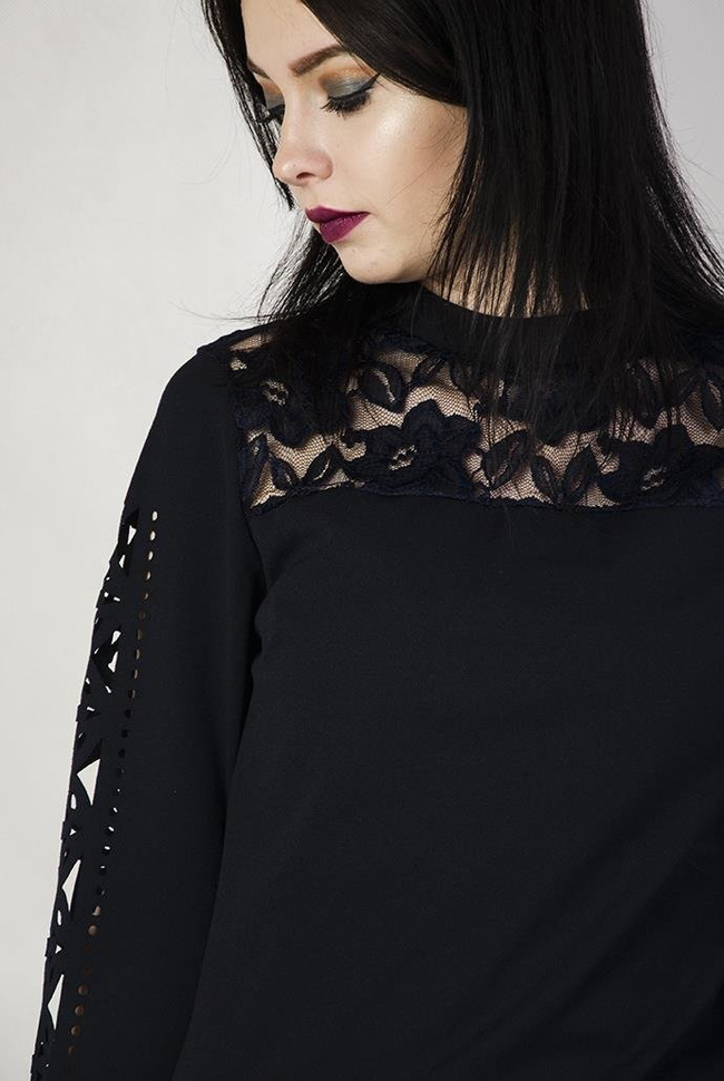 Granatowa bluzka z koronką i wycięciami na rękawach