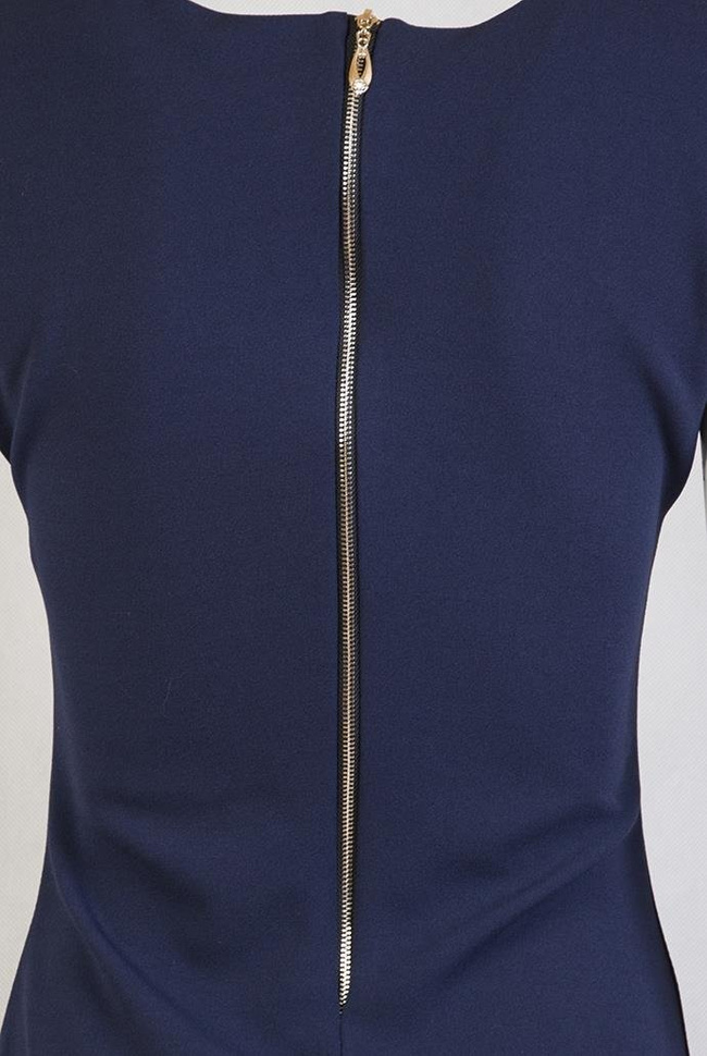 Granatowa sukienka z literą V przy dekolcie