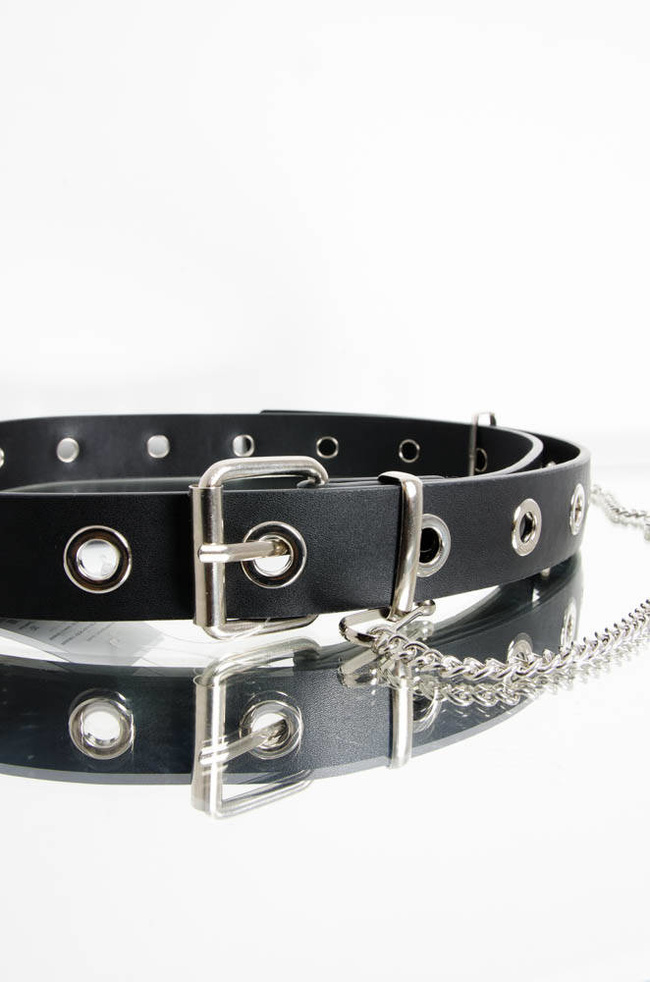 CZARNY PASEK Z METALOWYMI OCZKAMI I OZDOBNYM ŁAŃCUSZKIEM 