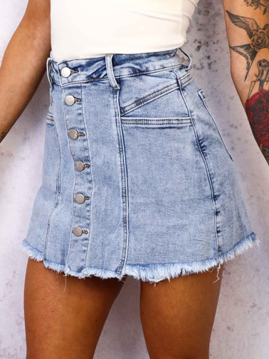 JEANSOWE SPÓDNICO-SPODENKI Z PRZESZYCIAMI ZAPINANE NA GUZIKI