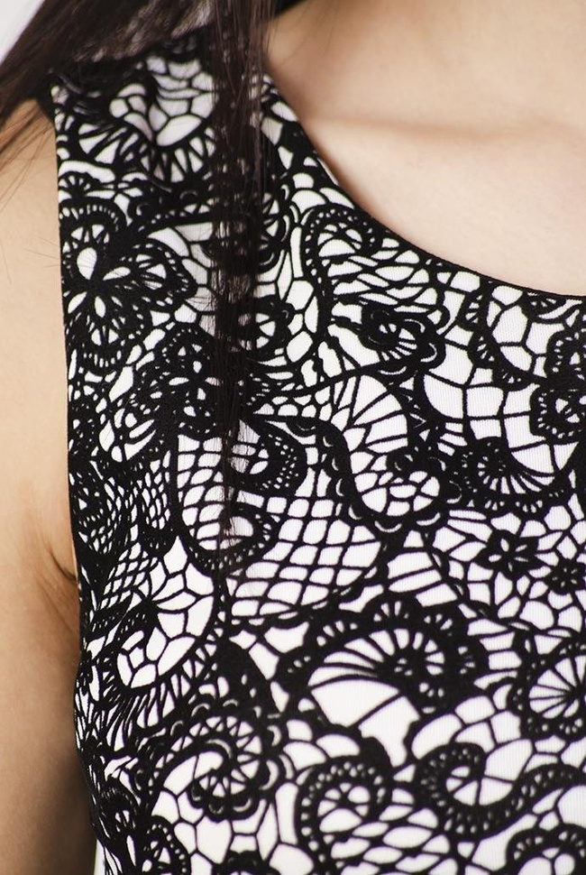 Biała sukienka z motywem kwiatowym, wykończona koronką