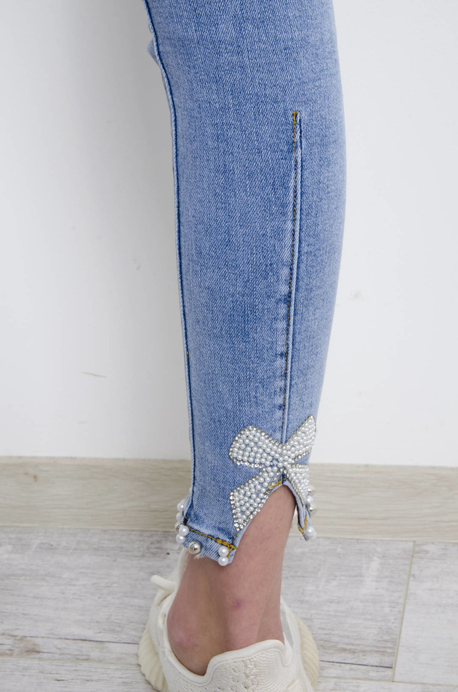 SPODNIE JEANSOWE Z OZDOBNYMI KORALIKAMI I KOKARDĄ
