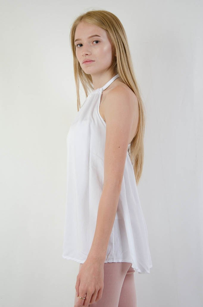 Biały luźny top z wiązaniem na szyi oraz odkrytymi plecami