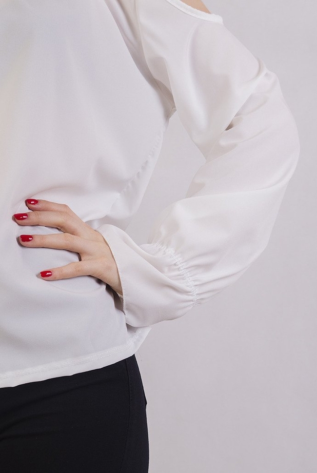 Biała bluzka na długi rękaw z odkrytymi ramionami