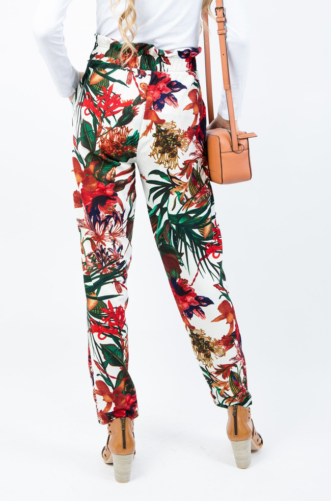 Białe alladynki w kwiaty z wiązaniem w pasie