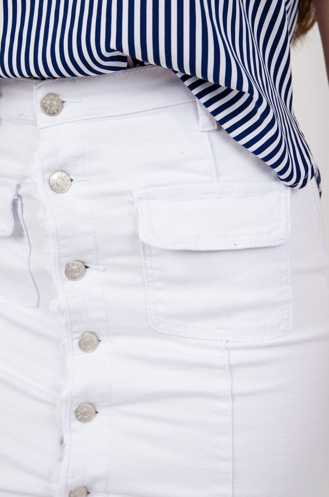 Biała spódniczka jeansowa z guzikami