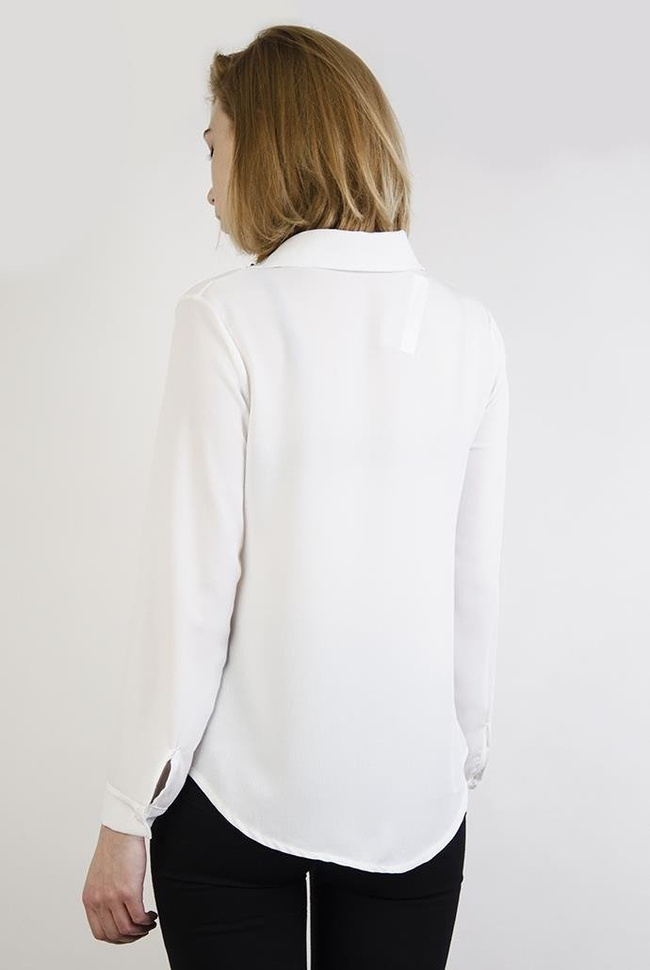 Asymetryczna biała koszula z ćwiekami przy kołnierzu