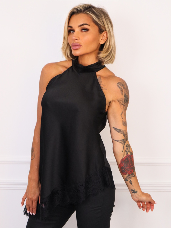 ASYMETRYCZNY TOP SATYNOWY Z WYSOKIM KOŁNIERZEM I KORONKOWĄ LAMÓWKĄ- CZARNY