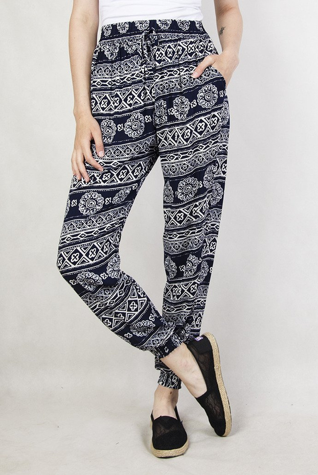 Granatowe spodnie alladynki w kwiaty i trójkąty