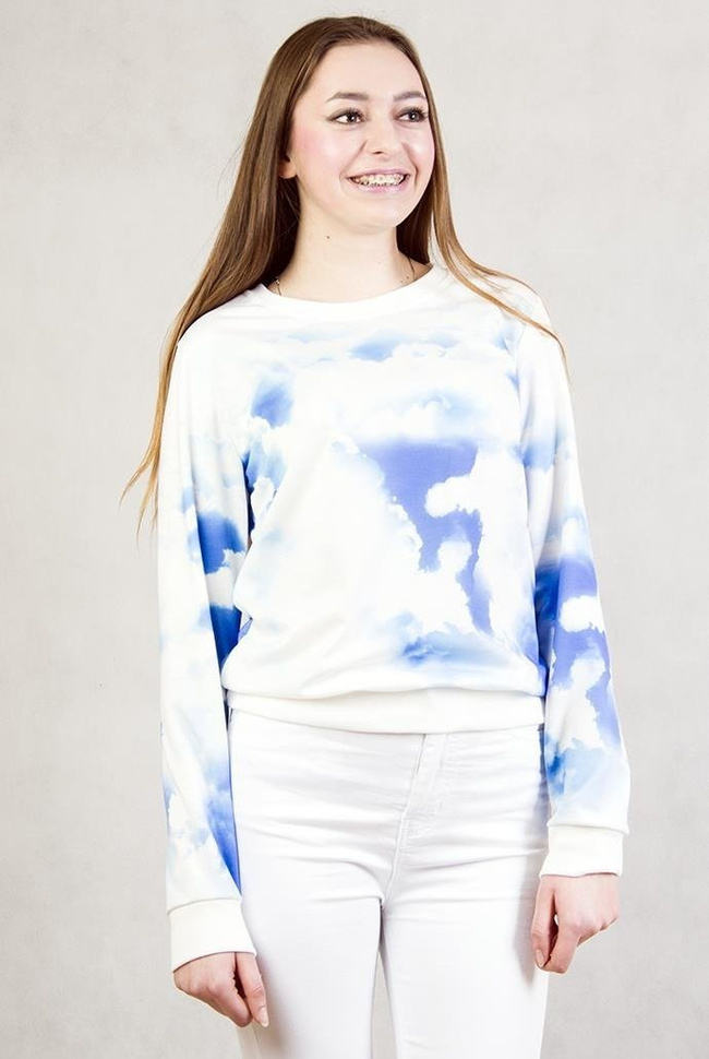 Biała bluza z chmurkami