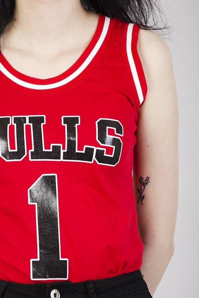 Czerwone body z napisem "BULLS"