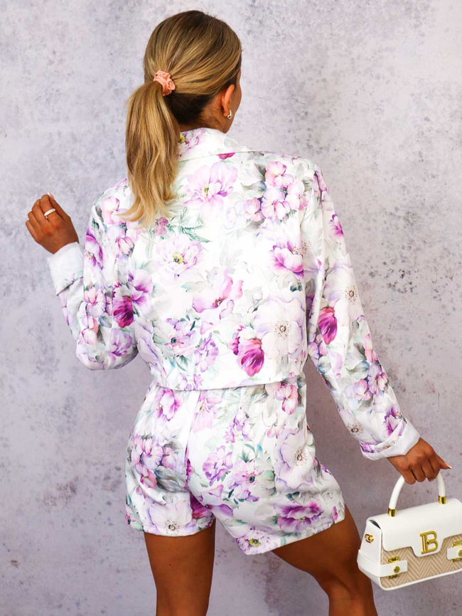 KOMPLET W FIOLETOWE KWIATY MARYNARKA+ SPÓDNICO-SPODENKI- BIAŁY