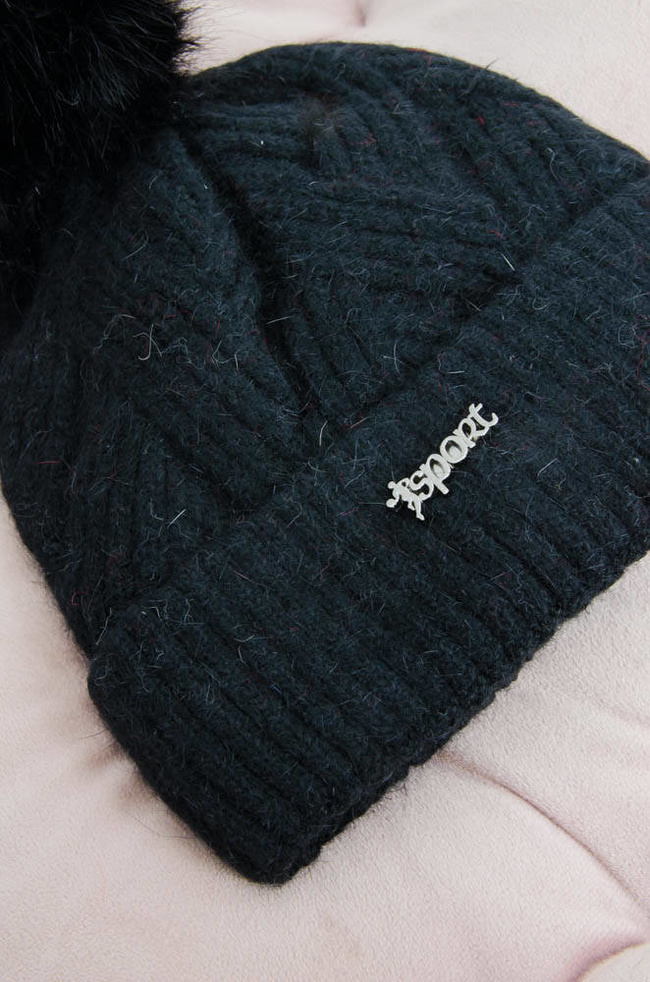 CZARNA OCIEPLANA CZAPKA Z POMPONEM