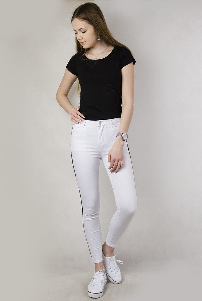 Białe spodnie z wysokim stanem i lampasami