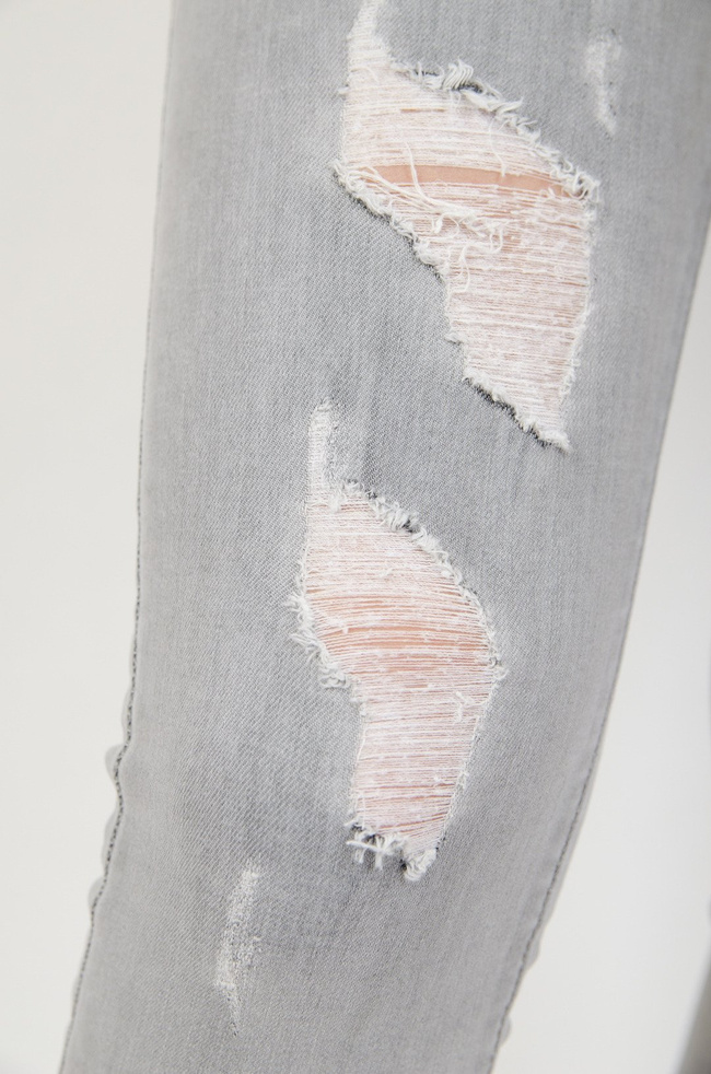 Jasno szare spodnie jeansowe z przetarciami