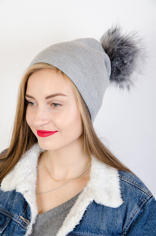 Jasno szara czapka pokryta brokatem z pomponem