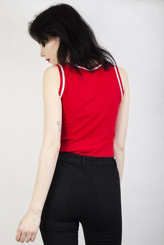 Czerwone body z napisem "BULLS"