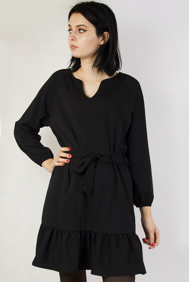 Czarna sukienka z falbaną na dole