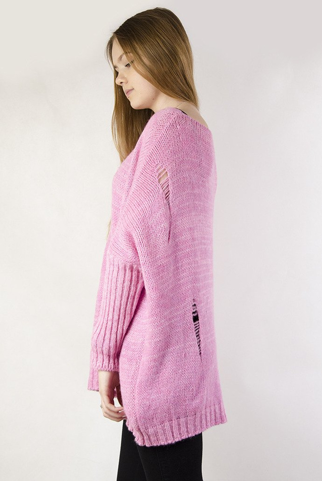 Różowy sweter oversize z dziurami oraz dekoltem w serek