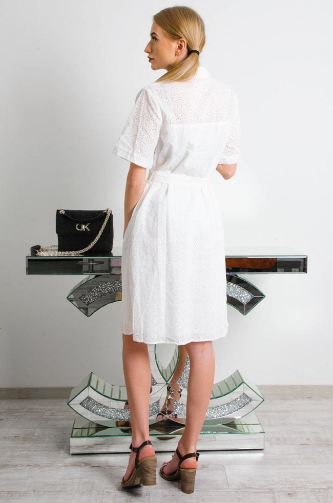 BIAŁA AŻUROWA SUKIENKA Z KOŁNIERZEM WIĄZANA W PASIE