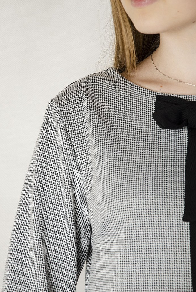Elegancka bluzka w pepitkę z czarną kokardą
