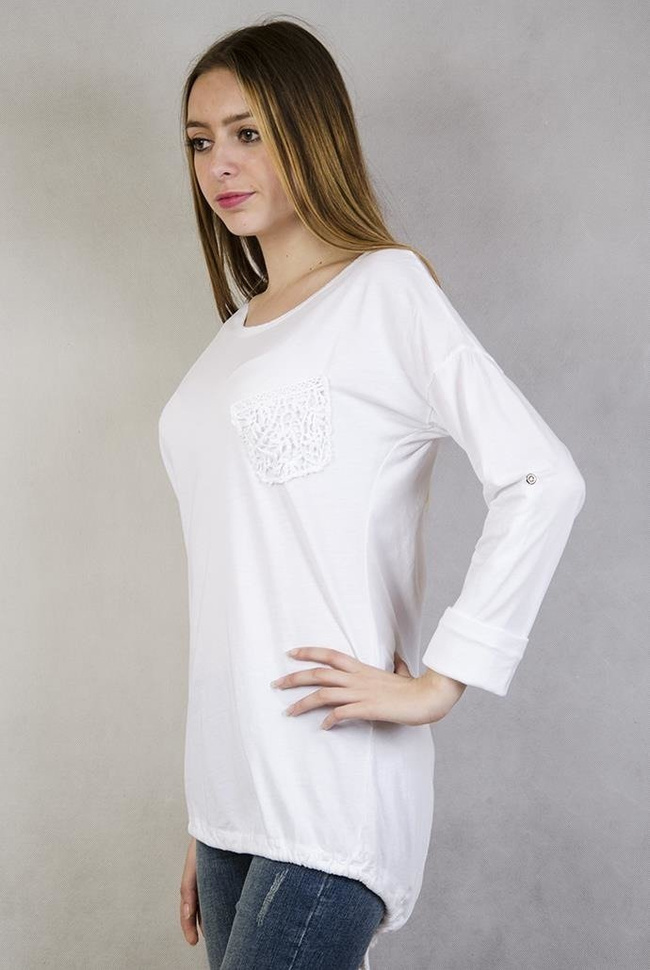 Biała bluzka z podwijanymi rękawami i ażurową kieszonką