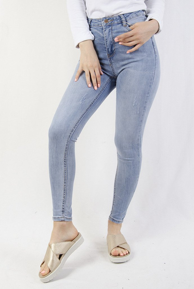 Jasne spodnie jeansowe z delikatnymi przetarciami