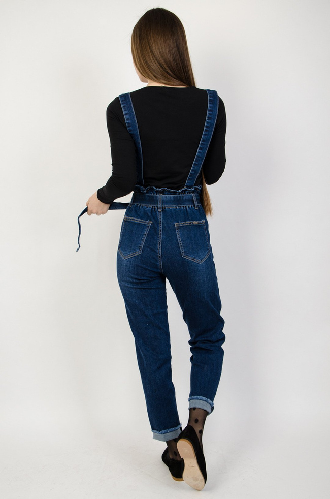 Ciemne spodnie jeansowe typu ogrodniczki z paskiem
