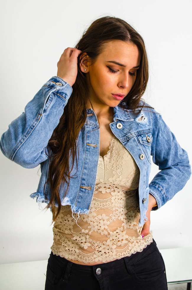 NIEBIESKA KURTKA JEANSOWA KRÓTKA-POSZARPANA