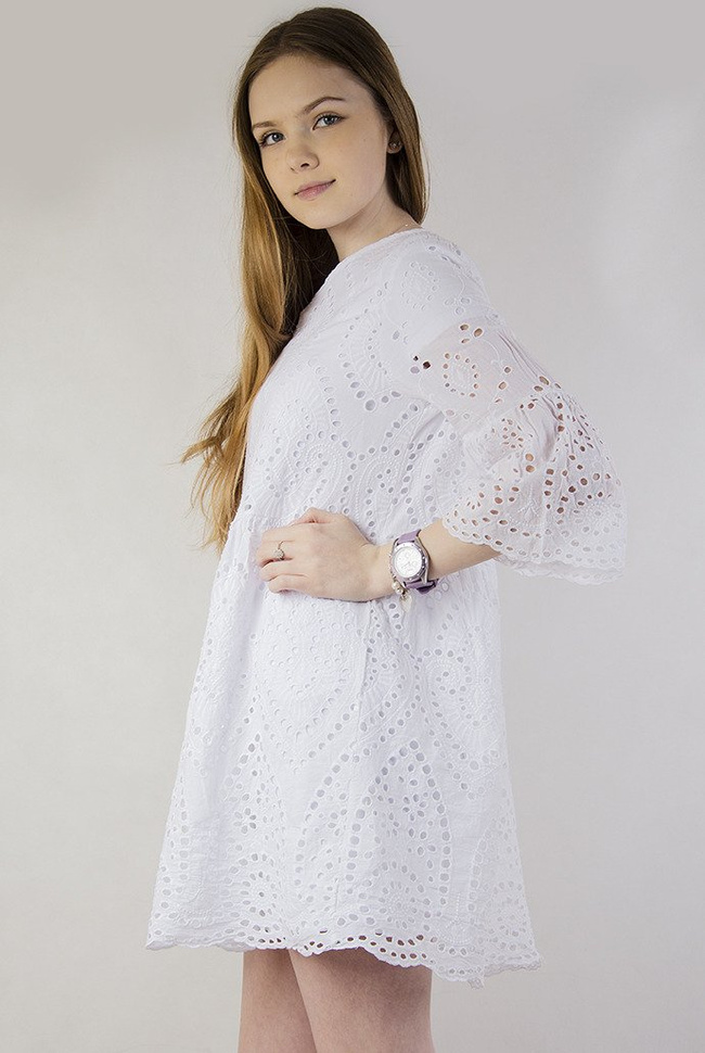 Biała ażurowa sukienka z rozszerzanymi rękawami