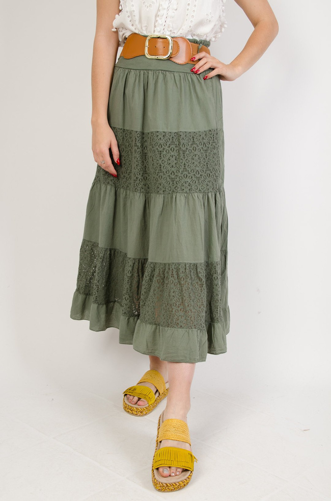 Długa zielona spódnica z koronkowymi wstawkami i brązowym paskiem