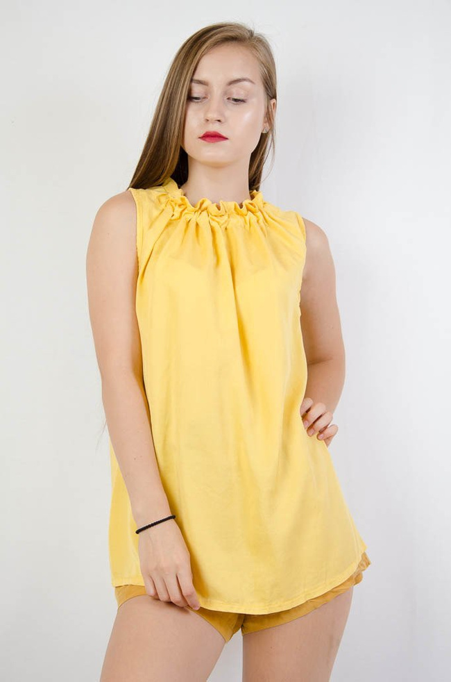 ZÓŁTA BLUZKA BEZ RĘKAWÓW Z MARSZCZENIEM PRZY SZYI