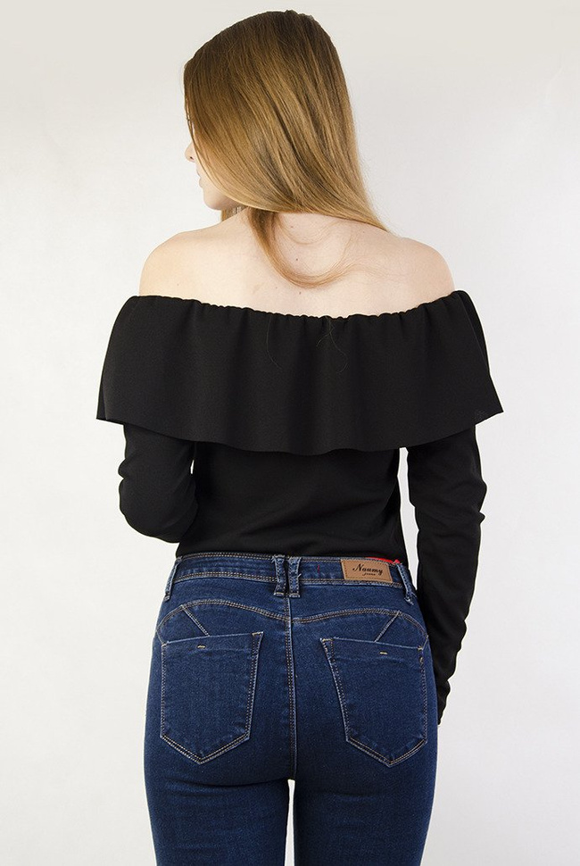 Czarne body z hiszpańskim dekoltem oraz długim rękawem