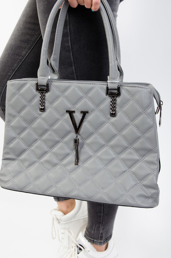 Szara pikowana torebka z ozdobnym łańcuszkiem