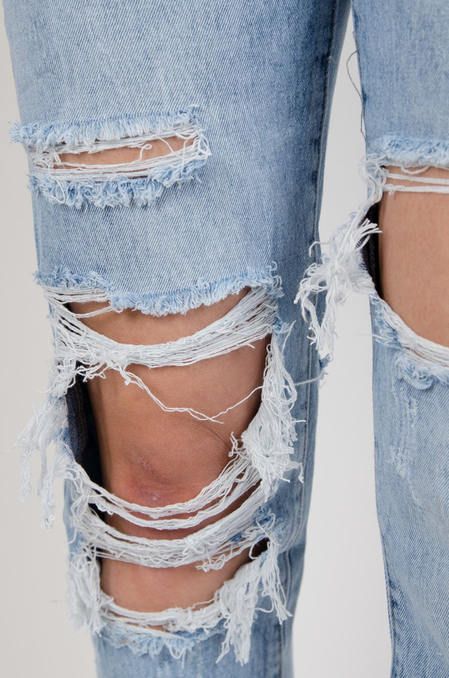 Jeansowe ogrodniczki z dziurami