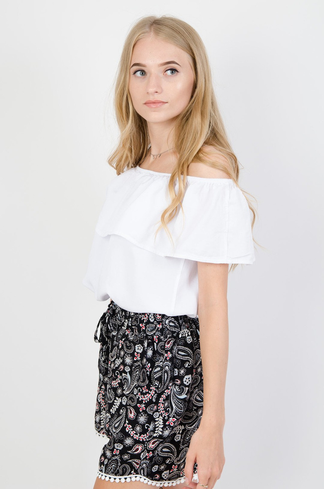 Biała bluzka z hiszpańskim dekoltem 